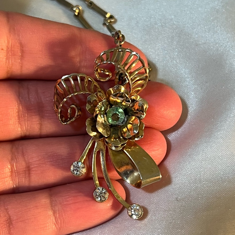 Vintage 1940/1950’s Gold Tone Necklace with Flower Pendant